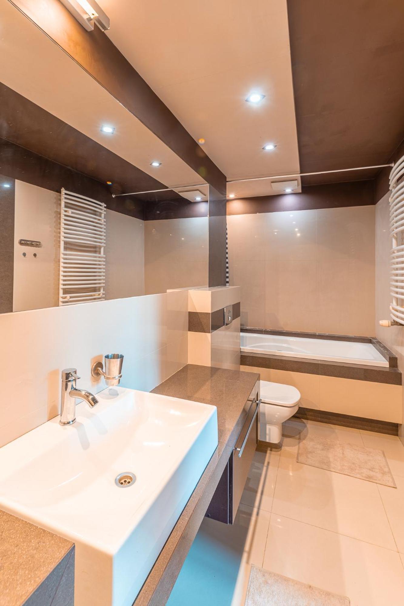 Golden Horizon Apartment *